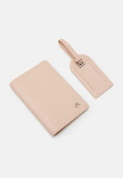 Anna Field Passport Case And Luggage Tag Set - Funda Para Pasaporte - Pink -Anna Field 2d656b111eb249749211db9505f7a284