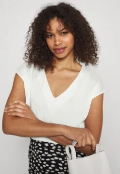 Camiseta Básica - Off-White -Anna Field 7396f69cf9334655a4908ea604a7abef