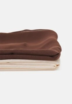 Anna Field -Anna Field 91d3eb39b058467c882aa725e57a10a1