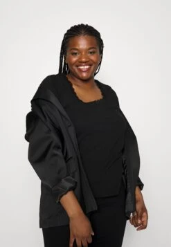 Plus Size - Camiseta Estampada - Black -Anna Field f6e76092d7ba4ceda3f70f93bba7bb4a